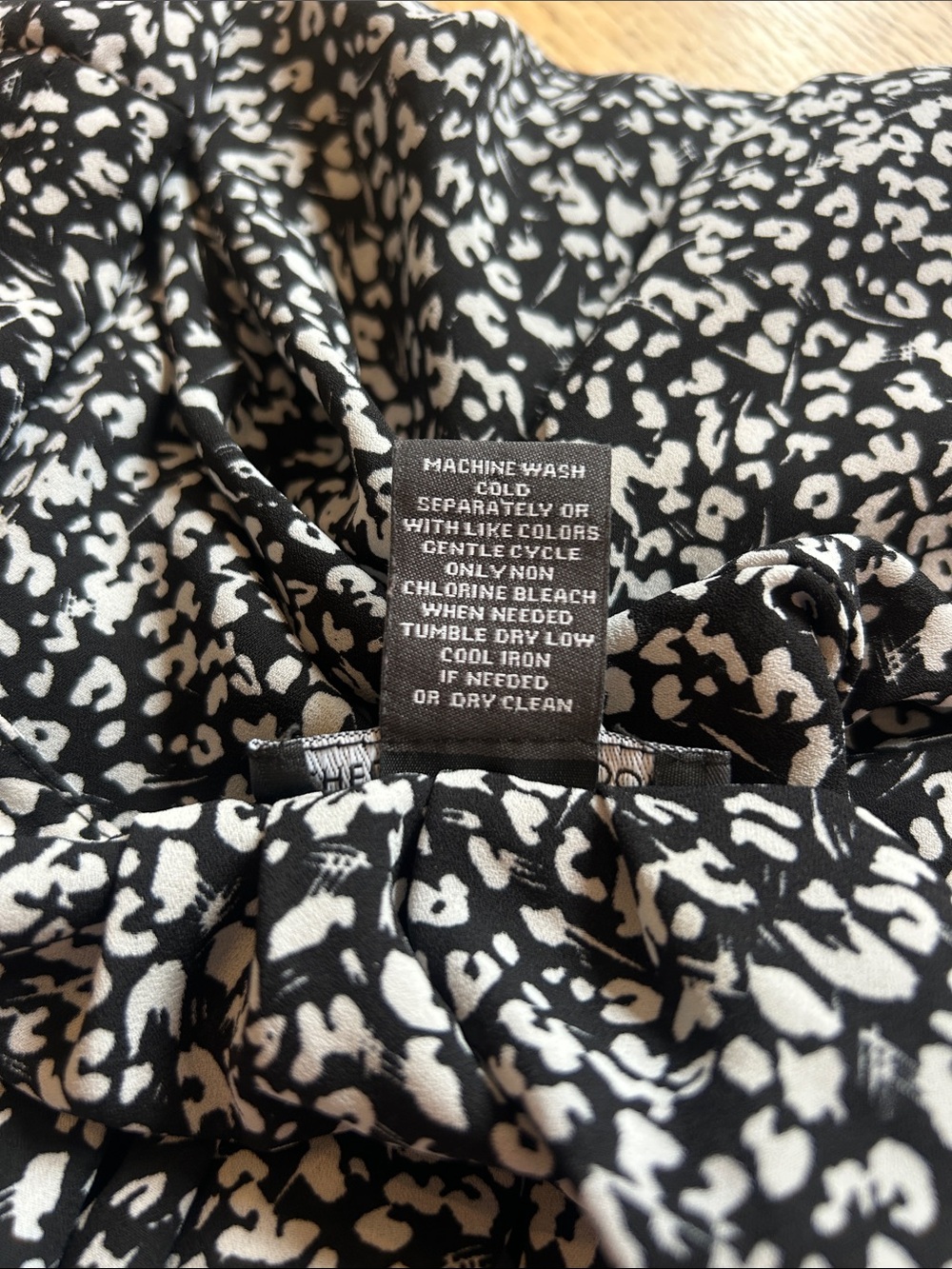 🌸3 FOR $20🌸 Chelsea & Theodore Black and White Split-Neck Printed Blouse - Picture 8 of 8